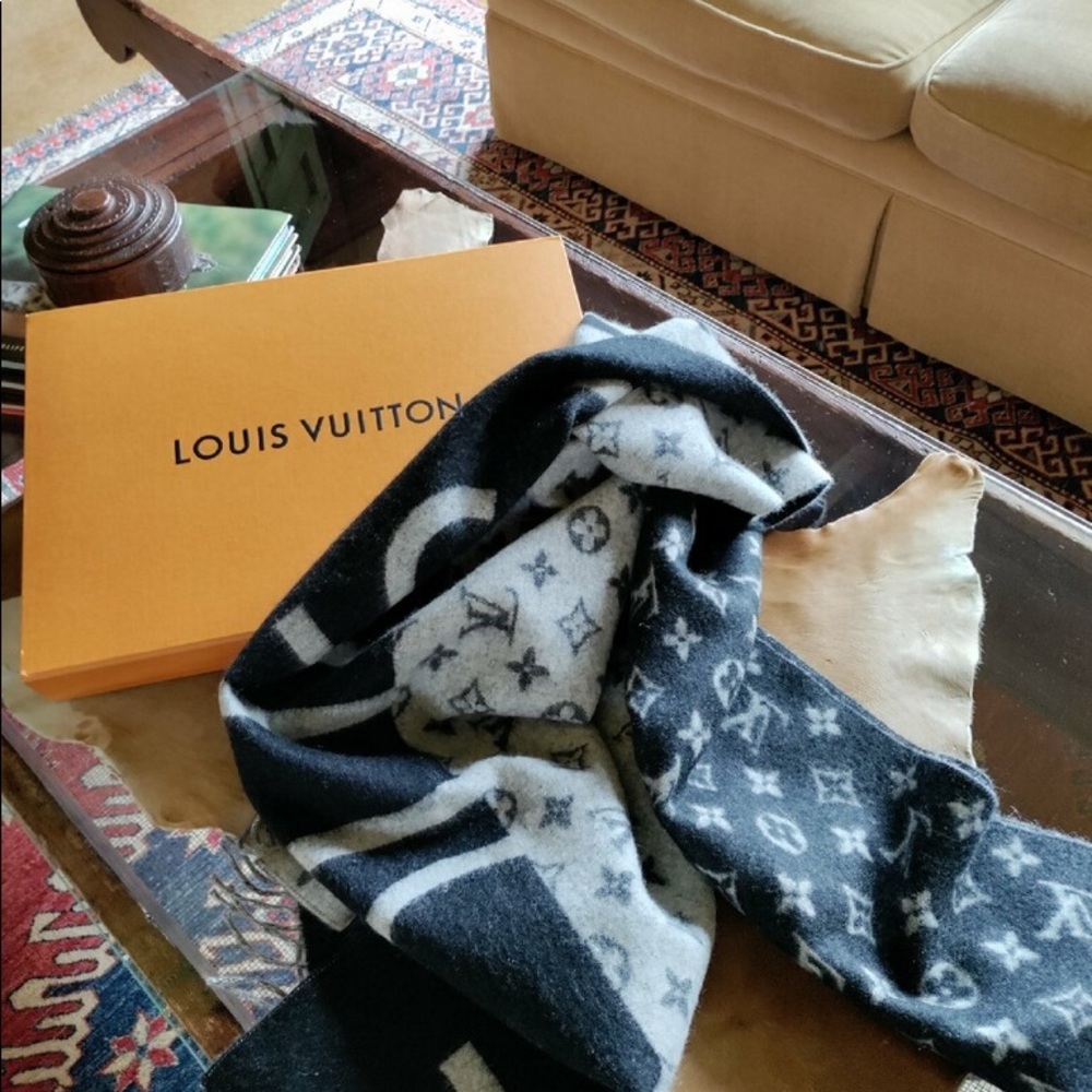 LV scarf - Picture 3 of 3